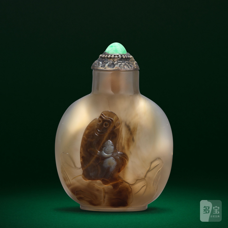 十八/十九世紀 瑪瑙巧雕靈猴獻壽紋鼻煙壺 | A CHALCEDONY AGATE 'MONKEY AND PEACH' SNUFF BOTTLE